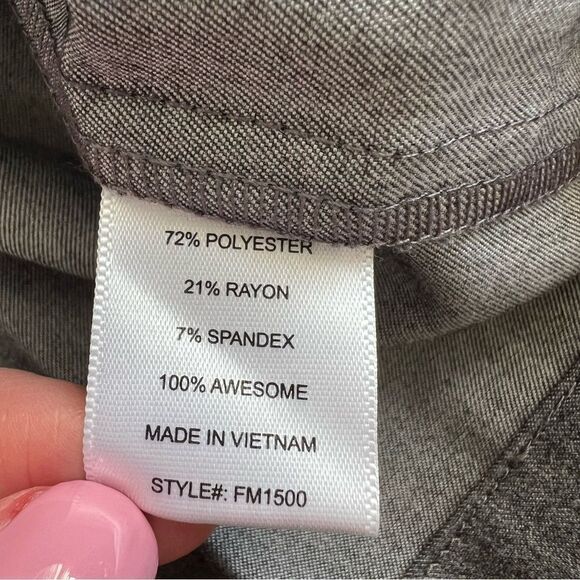 Figs Men’s Leon Three-Pocket Scrub Top Charcoal Heather Gray V-Neck Scrub Shirt - Picture 12 of 13